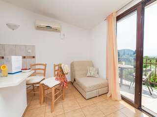 Апартаменты Apartments Viktorija Петровац Номер-студио с балконом и видом на море (для 3 взрослых)-5