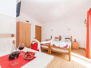 Апартаменты Apartments Viktorija Петровац Апартаменты-студио с балконом, вид на море (для 2 взрослых)-7